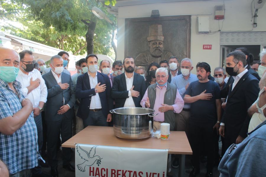 Canlara Aşure dağıttılar