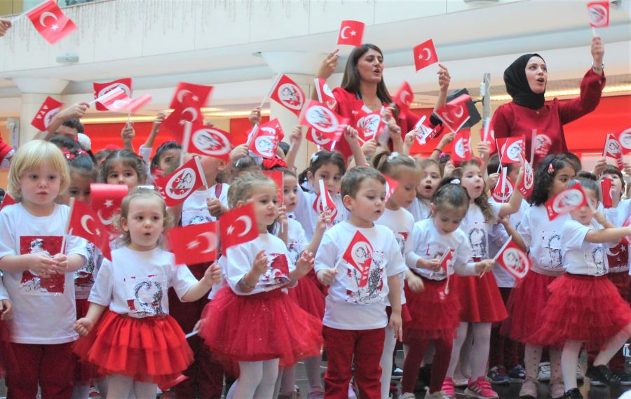 Minik Penguenler MetroPort’tu şenlendirdi 