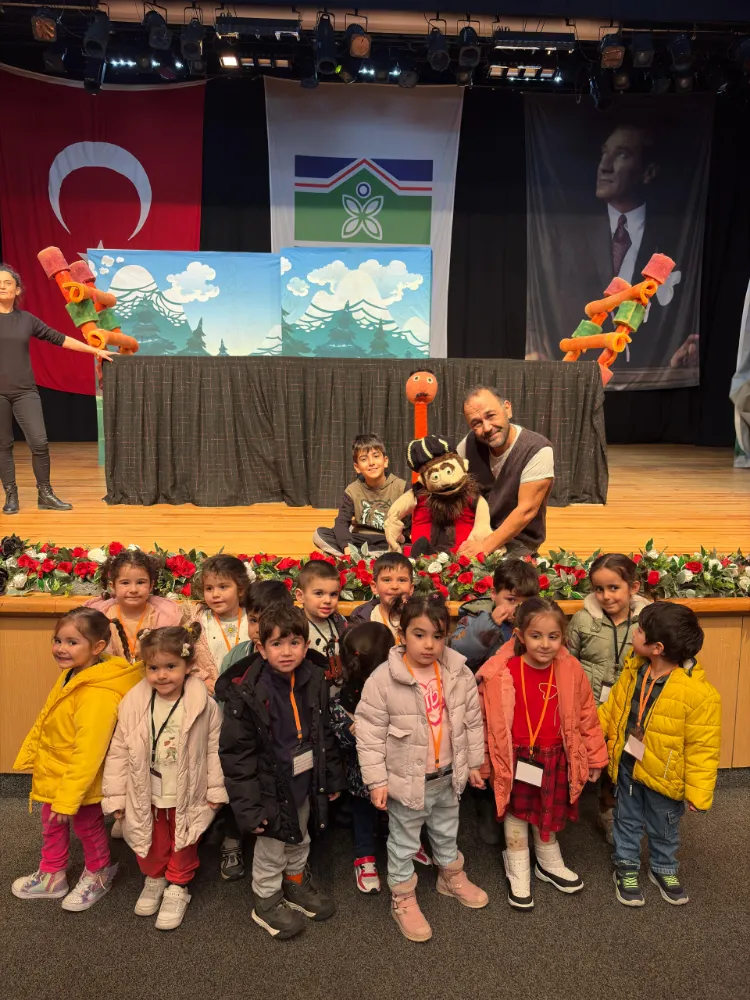 Eğlendiren ‘Tatlı Rüyalar’ kukla gösterisi