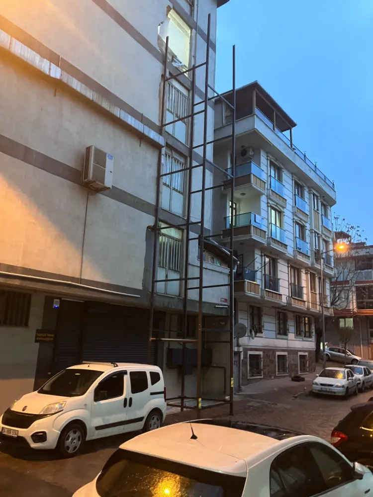 Bina dışındaki yük asansörü tepki çekiyor