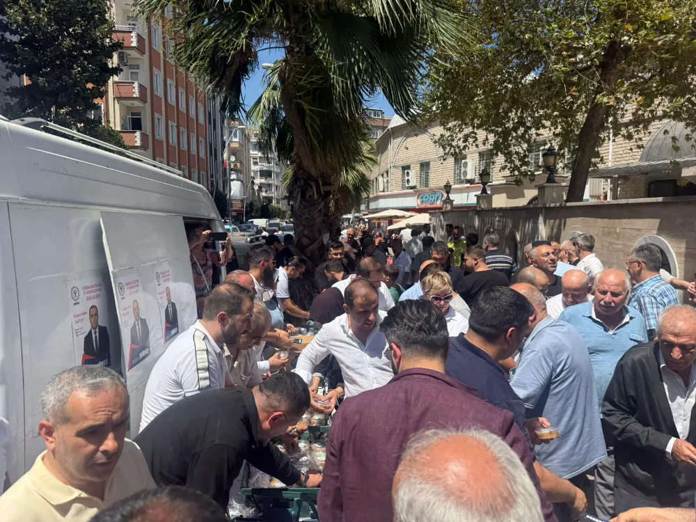 YEBESO Başkan Adayı Uğur Kars ve ekibi, Ulu Camii önünde aşure dağıttı